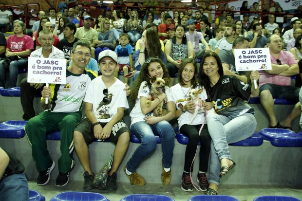 acao_jasc_e_bom_pra_cachorro_leva_a_familia_para_os_jogos_20171105_1327078586_1.jpg