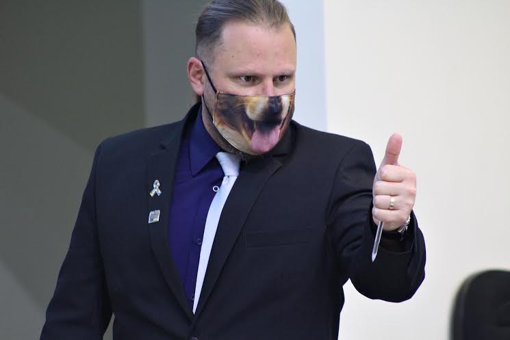 Bruno Hartmann e sua grande bandeira Olivete Salmória