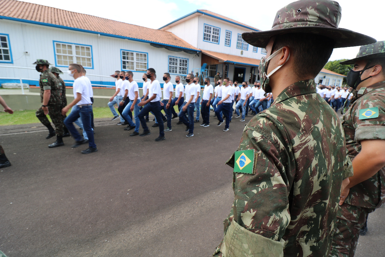 Exército Brasileiro - Milhares de jovens recrutas incorporam hoje